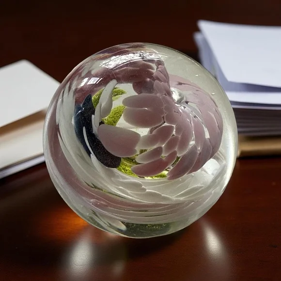 GLASS PAPERWEIGHT 🔮 - Picture 7 of 8
